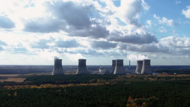 Planta de energía nuclear y torres de refrigeración vista aérea 5K — Vídeos de Stock