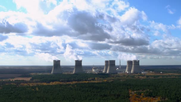 Nükleer santral ve soğutma kuleleri havadan görüş 5K — Stok video
