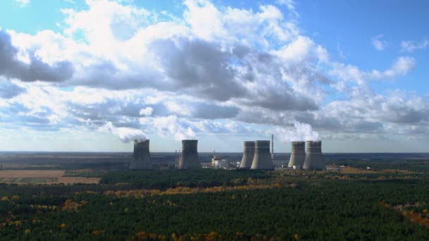 Planta de energía nuclear y torres de refrigeración vista aérea 5K — Vídeos de Stock