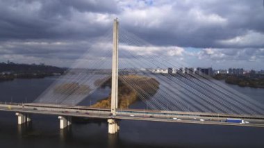 Kiev hava manzaralı güney köprüsü. Sinematik çekim
