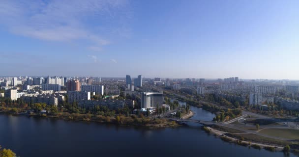 A lakóterület Rusanovka Kijevben napsütéses nap légi panoráma — Stock videók