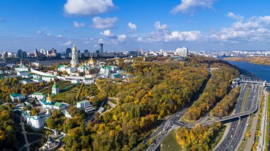 Kyiv şehir trafik manzarası sonbahar hava manzarası