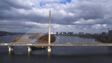 Kyiv 'in güney köprüsü panorama manzaralı. Sinematik çekim