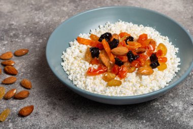 Tabakta kurutulmuş meyveli süzme peynir.