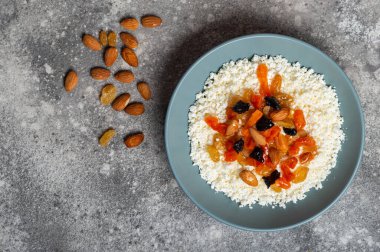 Tabak manzaralı kurutulmuş meyveli süzme peynir kopyalama alanı