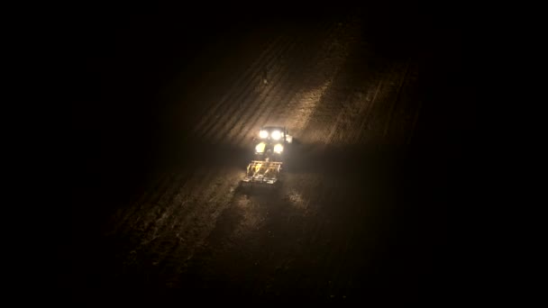Campo de arado del tractor en la niebla en la vista aérea nocturna — Vídeos de Stock