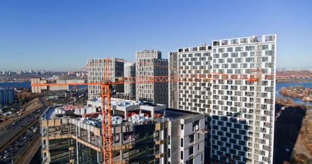 Construcción de un rascacielos en una gran vista aérea de la ciudad — Vídeos de Stock