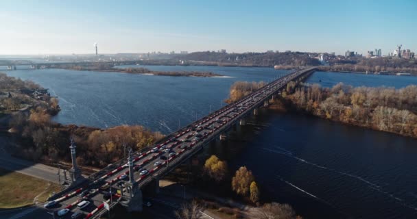 Tráfego urbano na ponte no outono na vista aérea da cidade — Vídeo de Stock