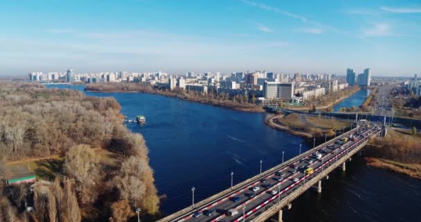 El tráfico de la ciudad puente de Patona en Kiev en otoño vista aérea a la isla Rusanovka — Vídeos de Stock