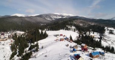 Kışın Menzberg köyünün havadan görünüşü... İsviçre 'nin arka planında Napf Dağı...