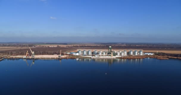 Зерновой терминал Стальные резервуары шахты Лифт Возле реки вид с воздуха — стоковое видео