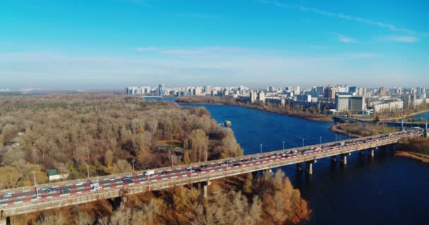 Het stadsverkeer op de brug aan de herfstantenne — Stockvideo