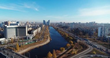 Kyiv şehir manzarası Sonbahar hava manzaralı Bereznyaki bölgesi
