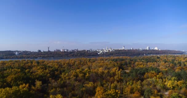 Vue aérienne de l'île Rusanovka à la rive droite de la capitale historique de la ville — Video