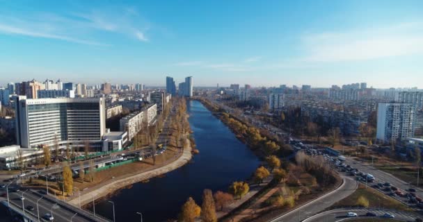 Kyjev cityscape Bereznyaki okres na podzim letecký pohled — Stock video