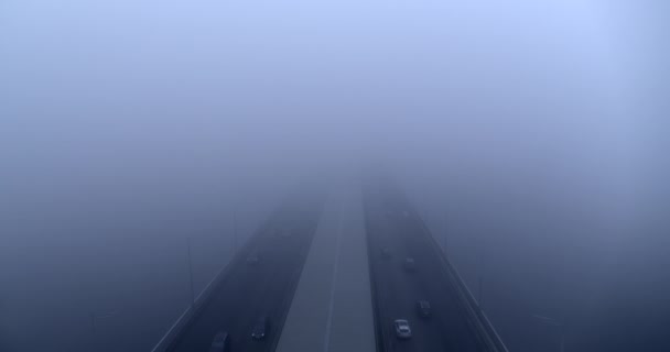 Brug in mist stadsverkeer vanuit de lucht — Stockvideo