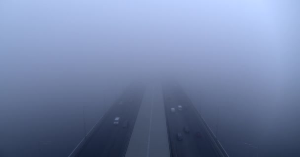 濃霧の空中風景の中にある橋や高速道路です — ストック動画