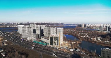  4K Havacılık modern şehir binalarının üzerinde. Ukrayna 'nın başkenti Kyiv