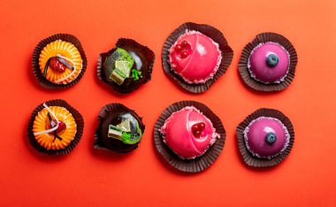 Kırmızı arkaplan görünümlü farklı kremalı kekler