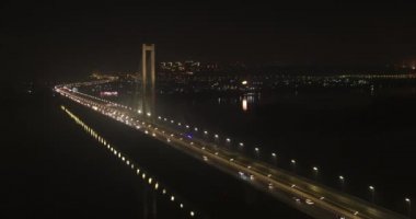 Ambulans ve polis gece görüş alanında köprüde sirenle geziyorlar.