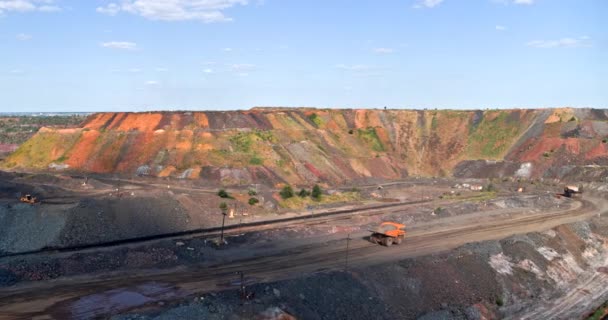 Grote steengroeve dump truck in de zomer luchtfoto uitzicht — Stockvideo