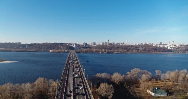 Auto verkeer in de brug bij de moderne stad luchtfoto — Stockvideo
