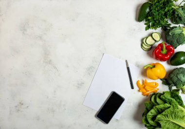 Not Defteri ve Taze Sebzeler Arkaplan diyet kopyalama alanı aç