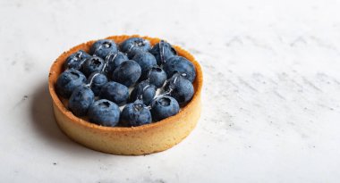 Beyaz arkaplanda yabanmersinli tart