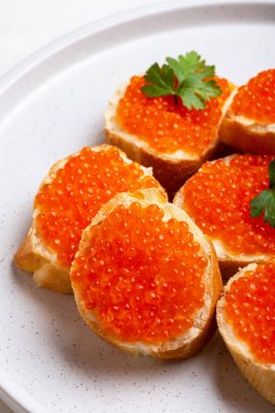 Kırmızı havyarlı ve tereyağlı sandviç.