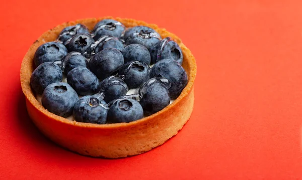 Tarte aux bleuets sur fond rouge gros plan — Photo