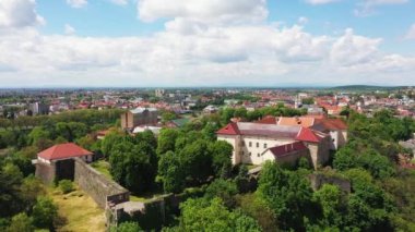 Uzhgorod Şatosu, yaz havacılık manzaralı.