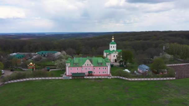 O Mosteiro da Santíssima Trindade Motroninsky. A aldeia de Melniki Cherkasy região Ucrânia vista aérea — Vídeo de Stock