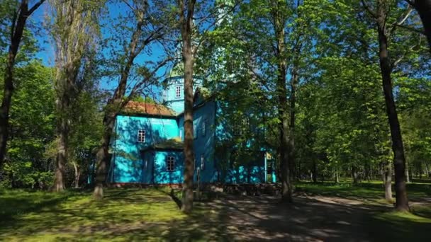 Igreja de madeira velha pintada com vista aérea da primeira pessoa da pintura azul — Vídeo de Stock