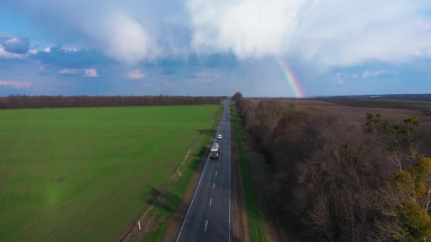 Szivárvány felett vidéki autópálya út tavasz táj légi kilátás — Stock videók