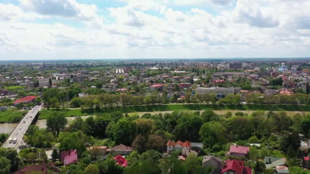 Uzhgorod ciudad Ucrania vista panorámica aérea cerca del río Uzh — Vídeos de Stock