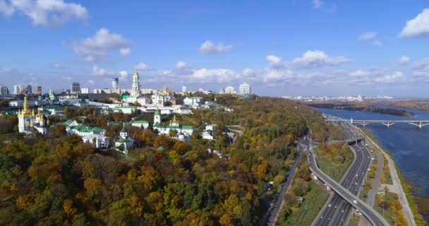 Kiev Lavra landschap op de herfst luchtfoto — Stockvideo