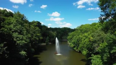 Uman Ukrayna 'daki Sofiyivsky Parkı' ndaki Yılan Çeşmesi güneşli bir günde