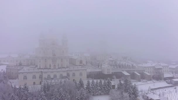 El Pochaev Lavra en la niebla en la vista aérea de invierno — Vídeo de stock