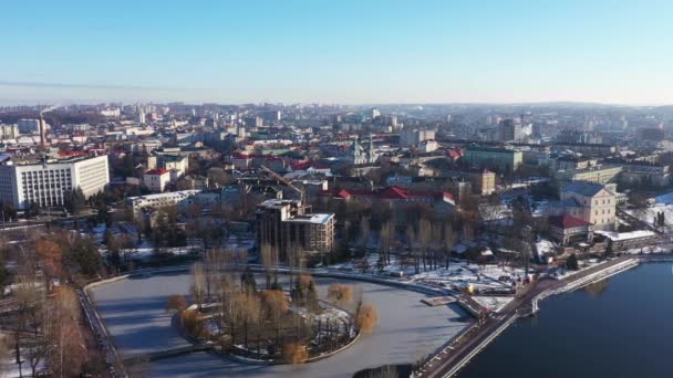 De dijk naar het meer in het centrum van Ternopil luchtfoto — Stockvideo