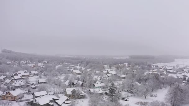 在田园诗般的雪白冬日空中俯瞰郊区空旷的私人住宅 — 图库视频影像