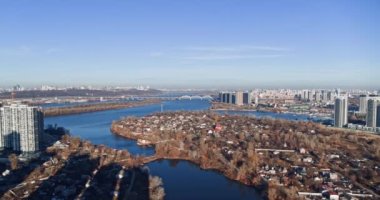  4K Havacılık modern şehir binalarının üzerinde. Ukrayna 'nın başkenti Kyiv