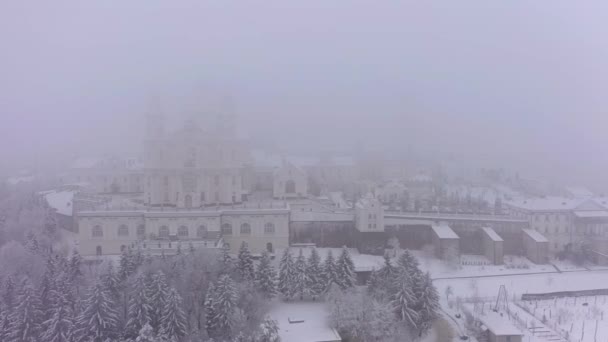El Pochaev Lavra en la niebla en el invierno en vista aérea día nublado — Vídeos de Stock