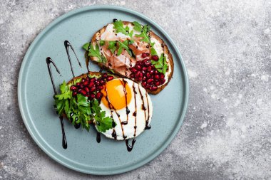 Tavan arasında kızarmış yumurta ve jambonlu sandviç.