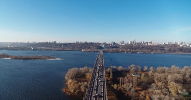 Tráfico de la ciudad en el puente grande en la vista aérea de otoño — Vídeo de stock