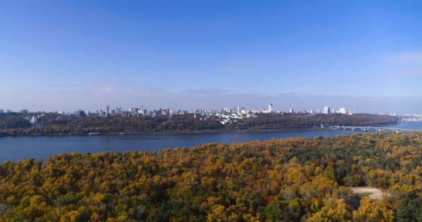 Légi kilátás Rusanovka sziget a jobb partján a történelmi főváros — Stock videók