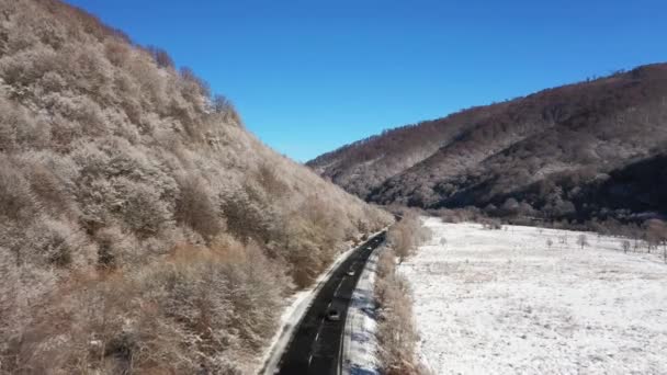 Vacaciones de invierno aventura. Coches en invierno carretera aérea wiew — Vídeos de Stock