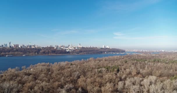 Luftaufnahme von der Insel Rusanovka zum rechten Ufer der historischen Hauptstadt der Stadt — Stockvideo