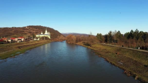 Parktaki nehrin yanındaki Mukachevo şehrinde güzel dağ manzarası var. — Stok video