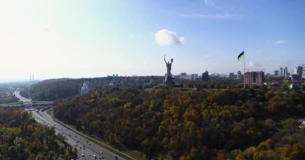 Киев, Украина, сентябрь 2021 года: Вид с воздуха на памятник Родине, также известный как Родина Мат, посвященный Второй мировой войне. — стоковое видео
