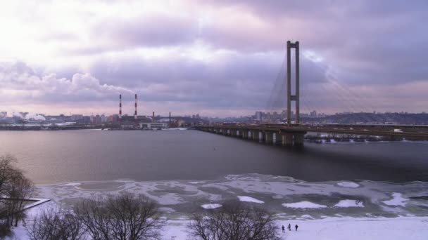 Szemétégető üzem Smokestack közel a folyóhoz. Városi forgalom a nagy hídon légi kilátás — Stock videók